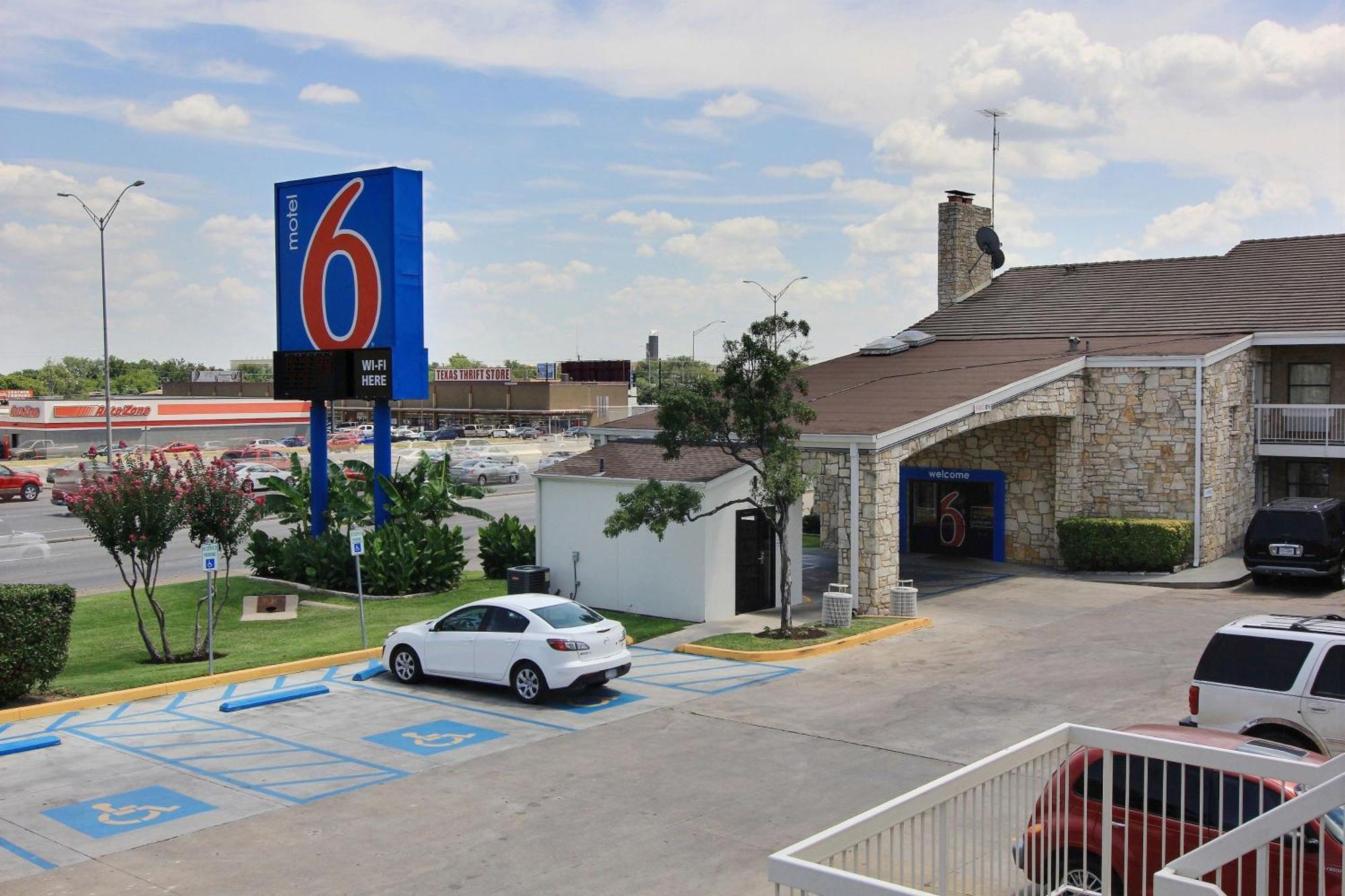 Motel 6 Austin, Tx - Central Downtown Ut Eksteriør billede